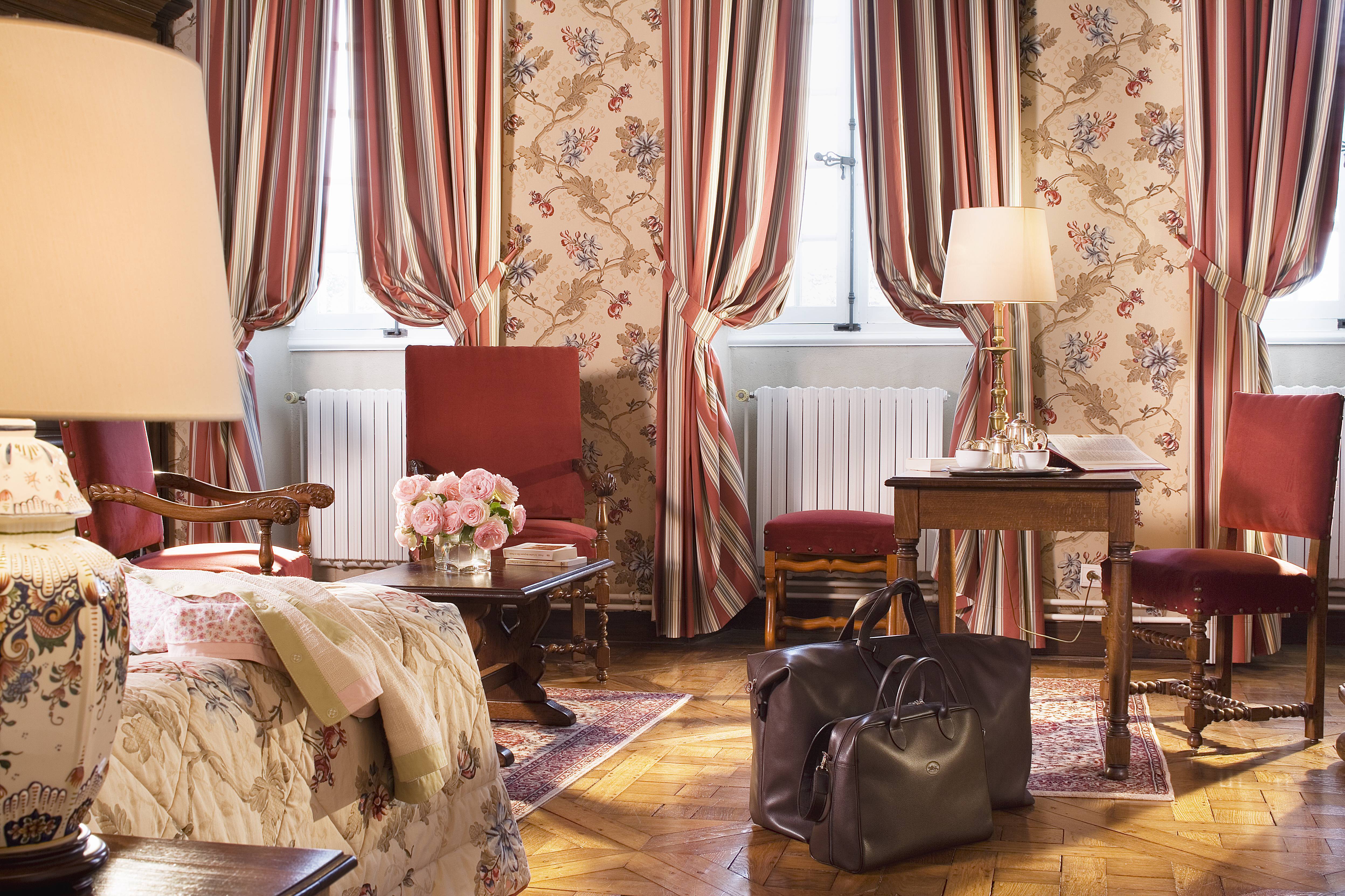 Chateau de Gilly pink room with wooden floor and pink flowers