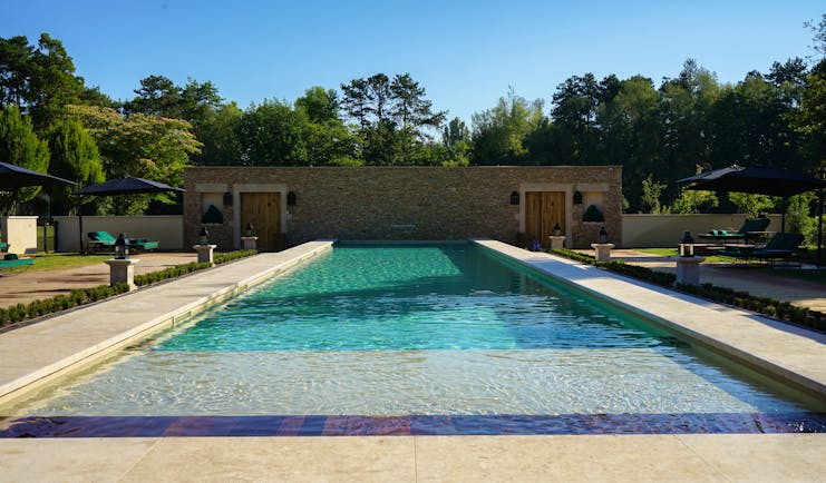 Hostellerie de Levernois Pool (Photo: Maison Kalos)