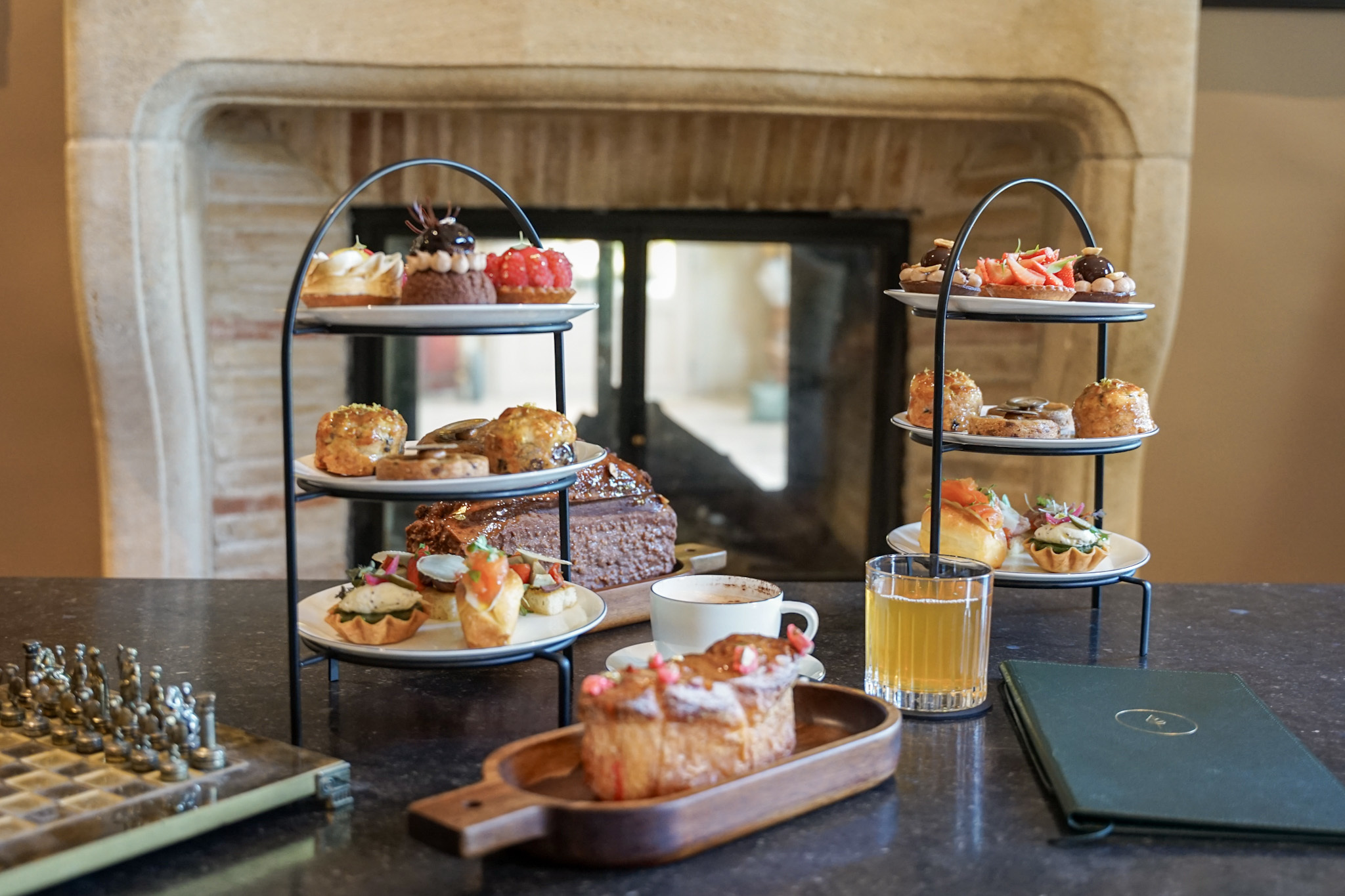 Hostellerie de Levernois Tea Time (Photo: Maison Kalos)