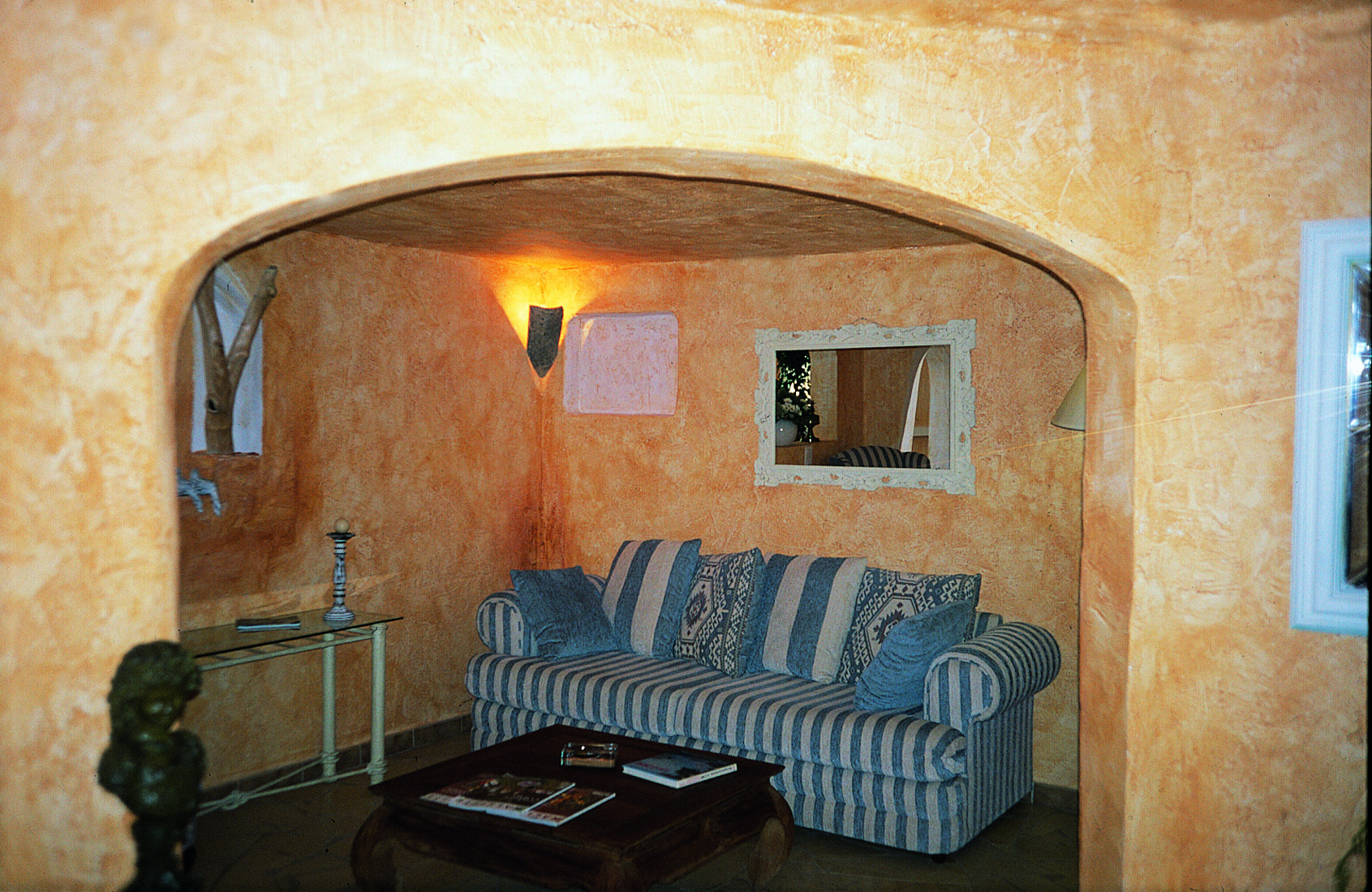 Hotel Roc e Fiori living area, sofa, coffee table