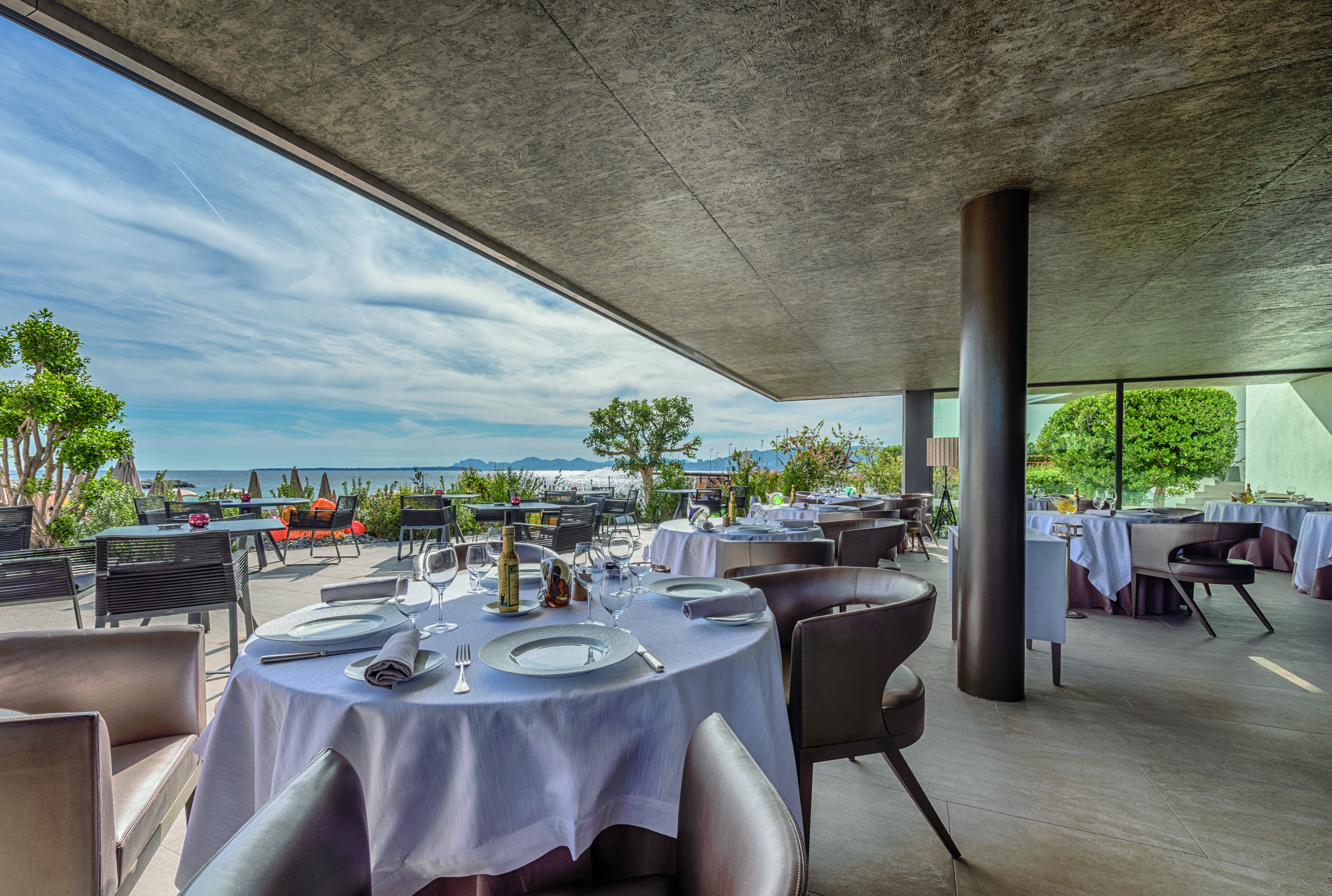 Le Cap d'Antibes Beach Hotel Cote d'Azur outdoor dining area overlooking the sea