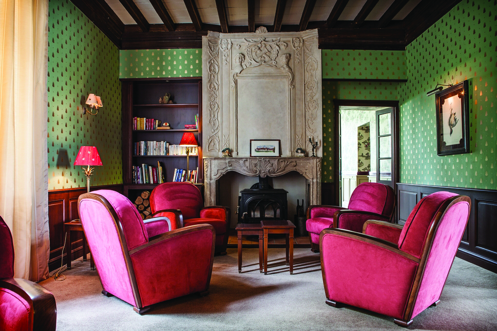 Chateau des Vigiers Dordogne lounge area with large fireplace and armchairs