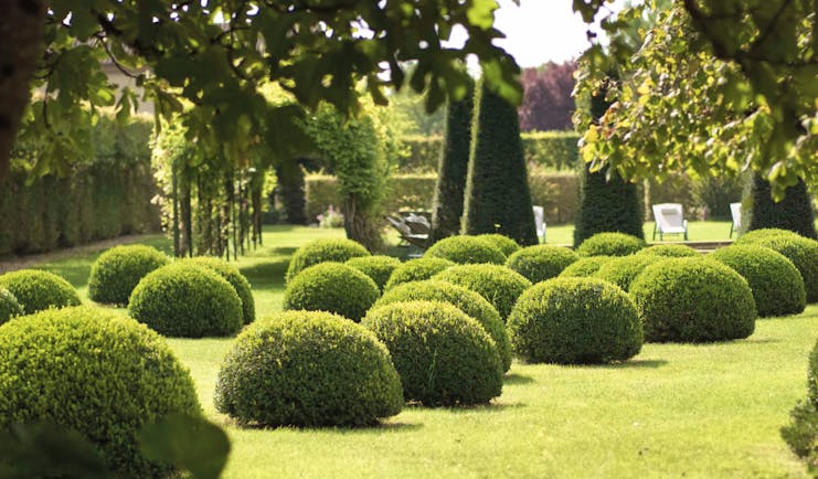 Le Vieux Logis Dordogne exterior gardens topiary gardens with hedges and trees