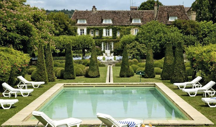 Le Vieux Logis Dordogne outdoor swimming pool sun loungers and topiary trees