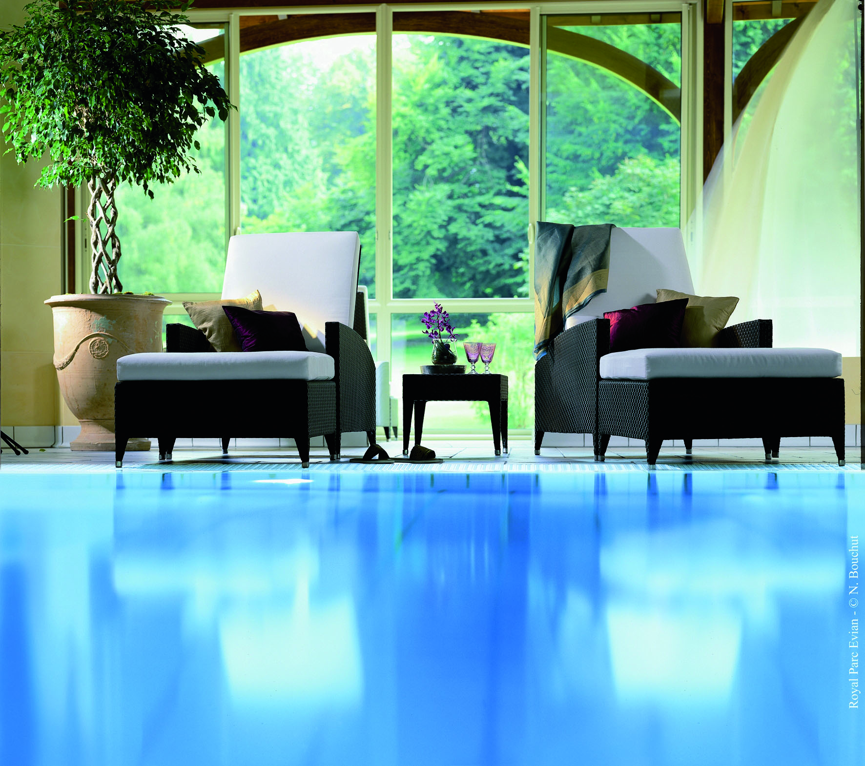 Hotel Royal Alps spa indoor pool chaises longues