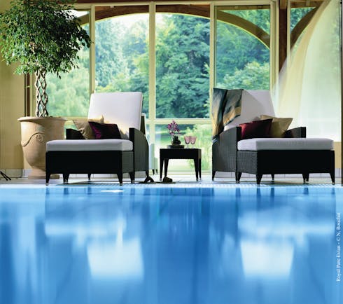 Hotel Royal Alps spa indoor pool chaises longues