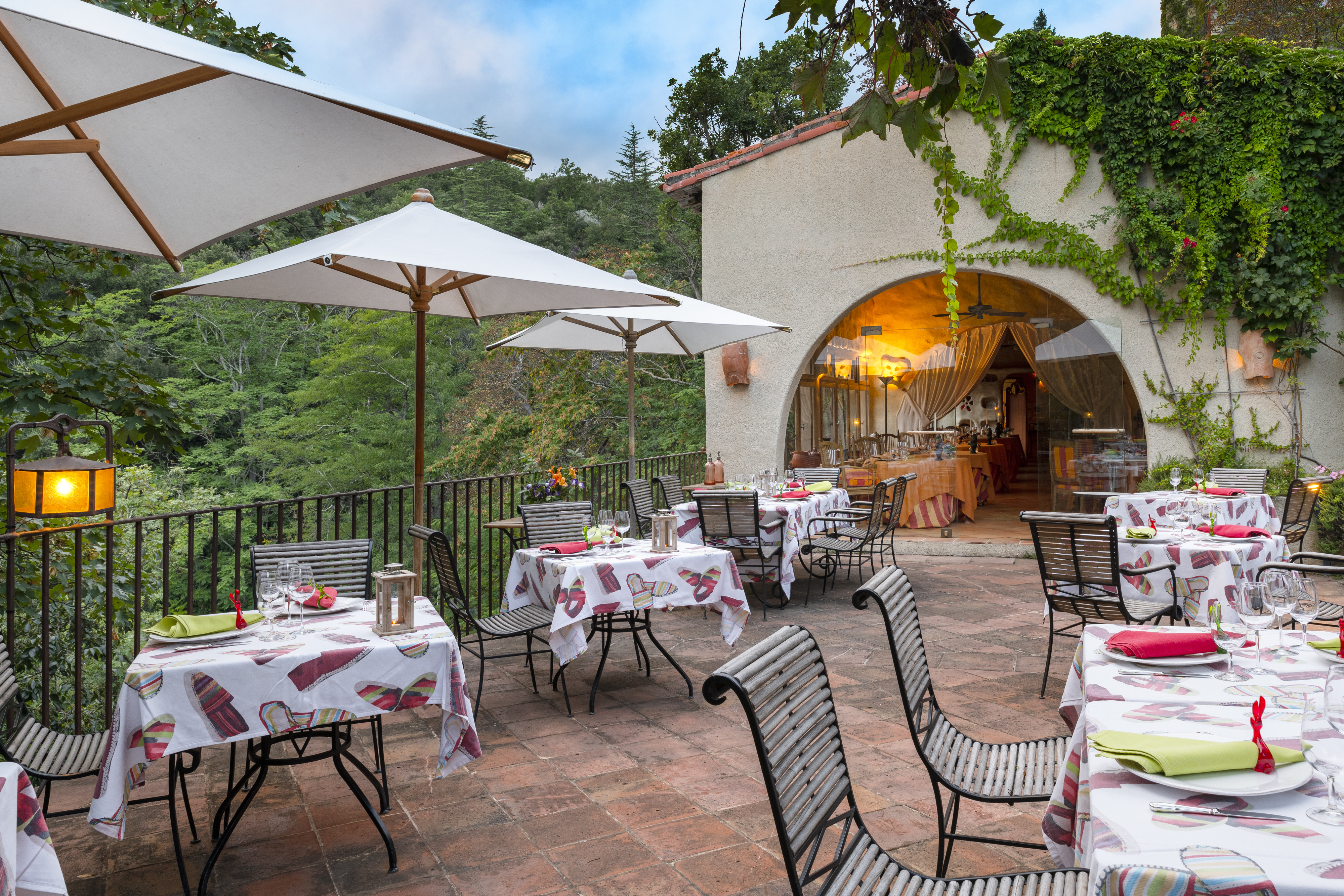 Chateau de Riell dining outside