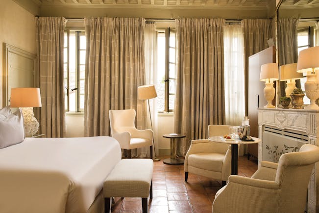 Maison d'Uzes room prestige bedroom with armchairs and a white fireplace