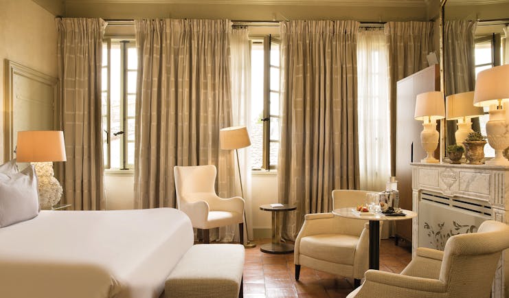 Maison d'Uzes room prestige bedroom with armchairs and a white fireplace