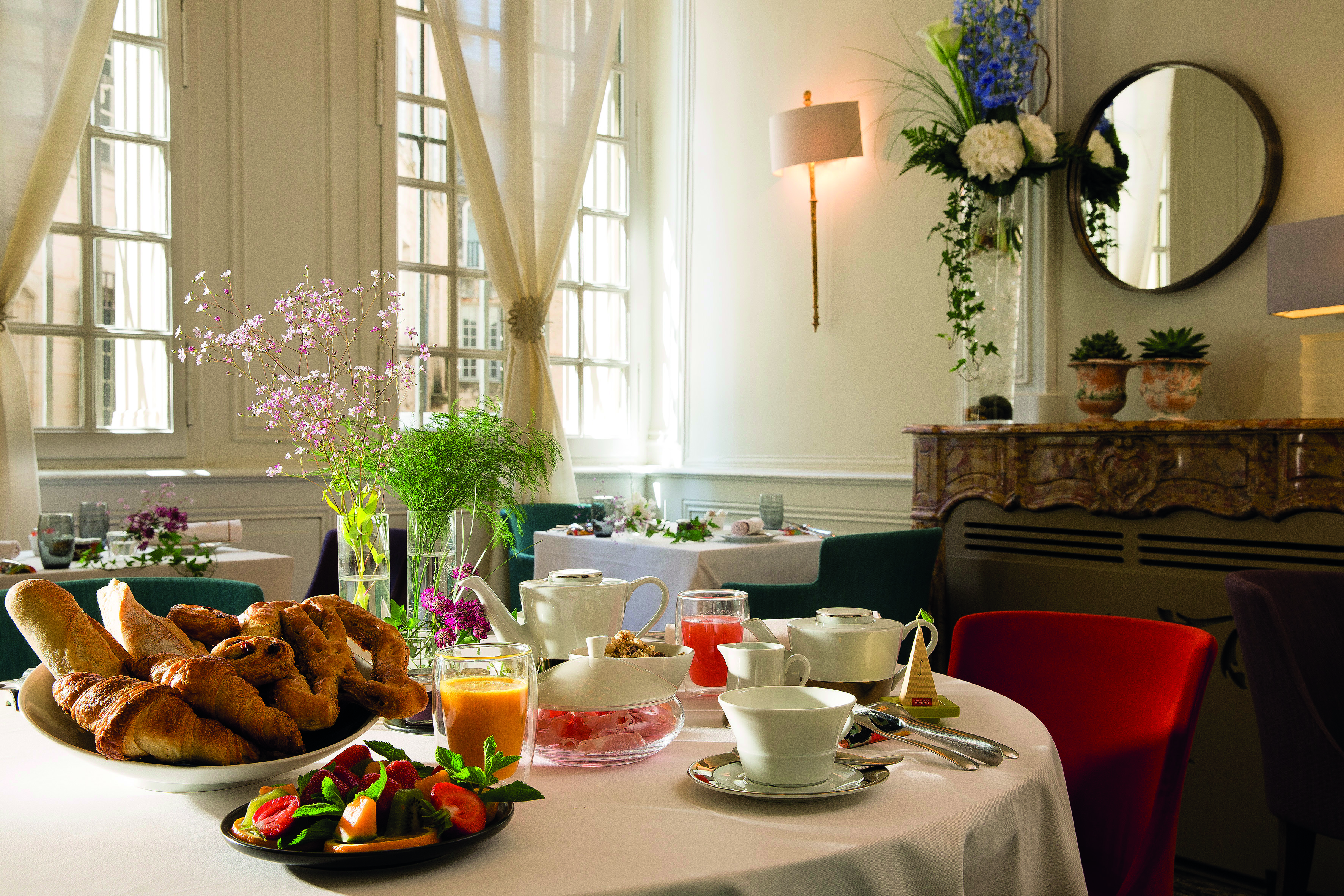 Maison d'Uzes Languedoc Roussillon restaurant breakfast pastries fruit tea and coffee