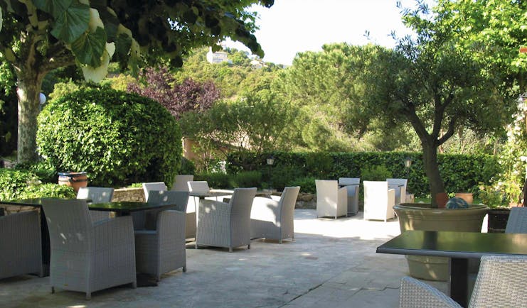 Relais des Chartreuses Languedoc Roussillon outdoor terrace area surrounded by trees