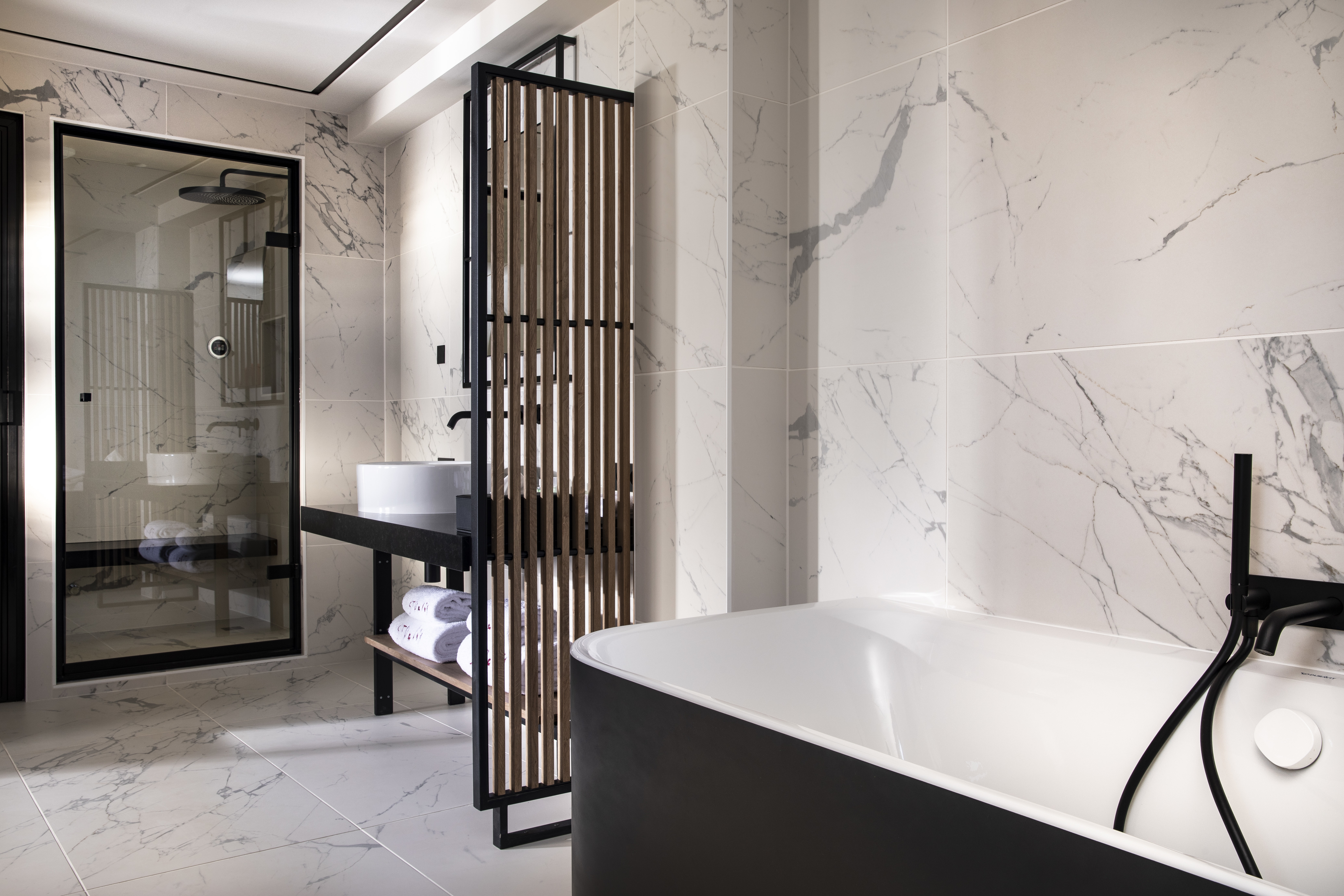 Hotel Saint-Delis Deluxe Room Bathroom