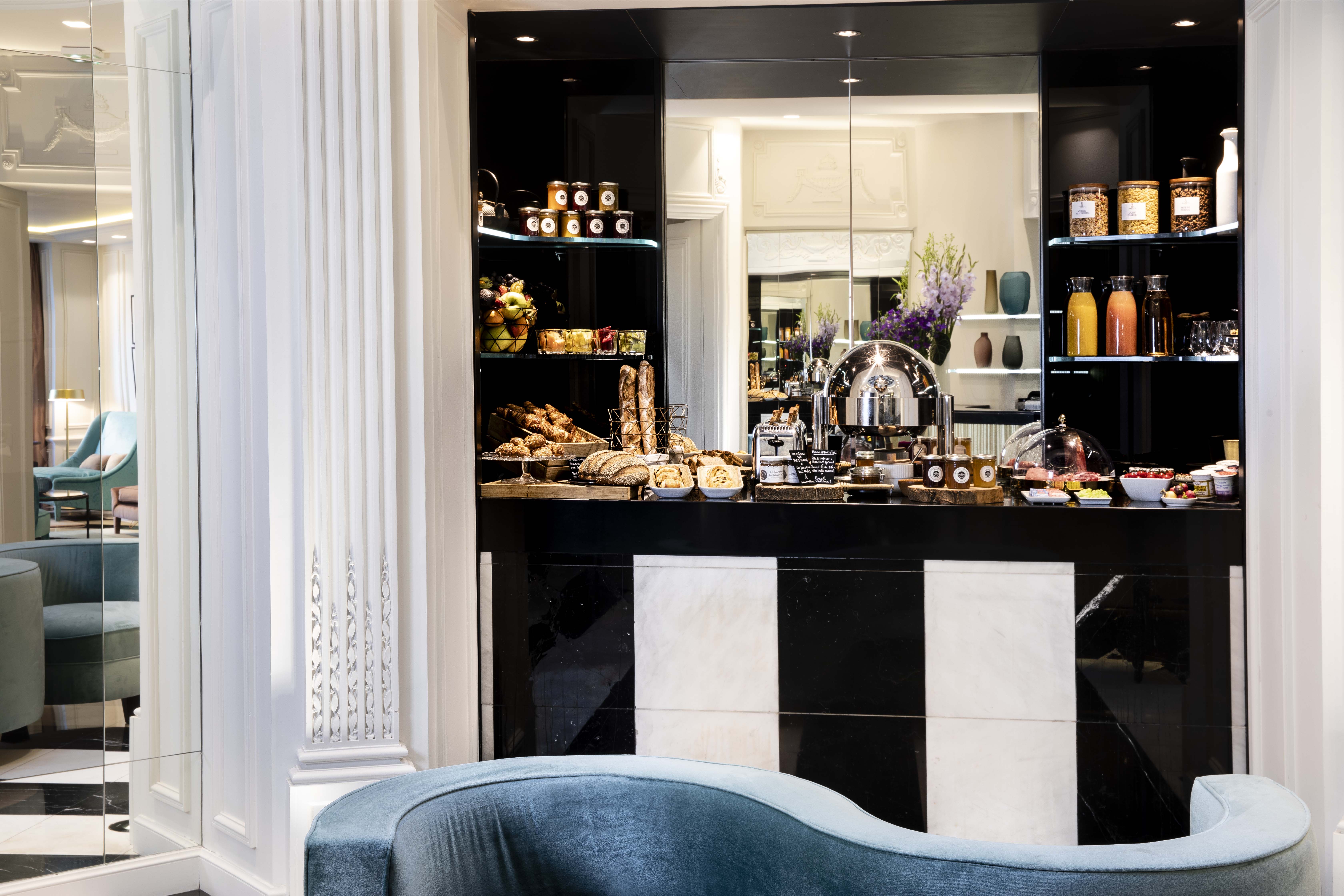 Bourgogne Et Montana buffet breakfast, bar with food, elegant decor