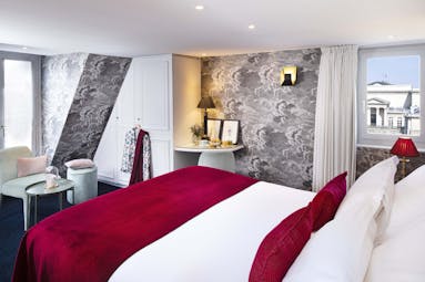 Bourgogne Et Montana executive room, double bed, windows, modern decor