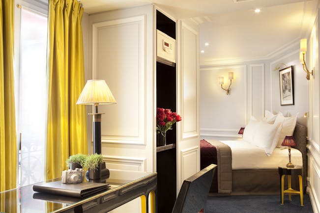 Bourgogne Et Montana superior room, double bed, desk, elegant decor