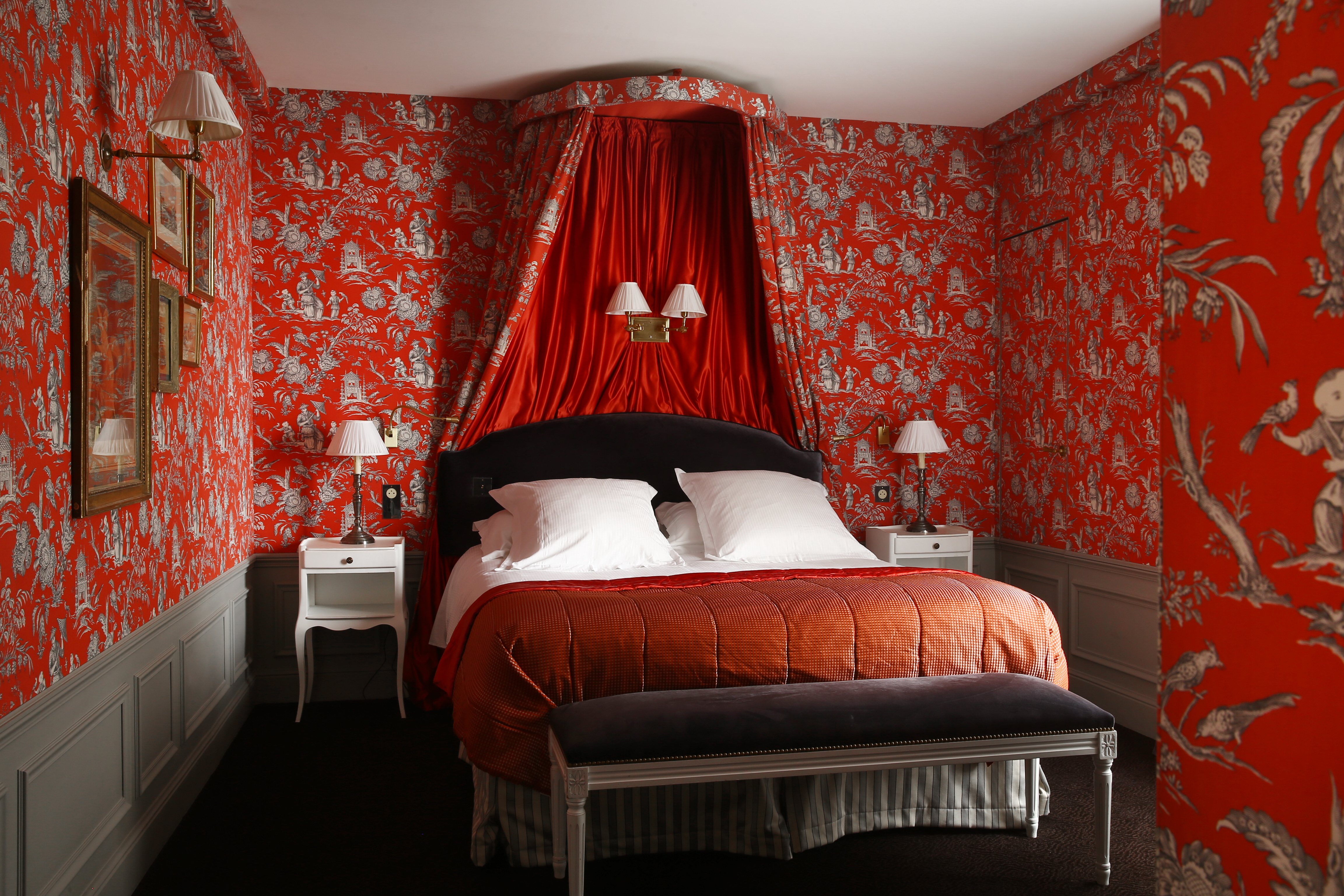 Hotel de Buci bourbon conde suite, double bed with canopy, red and colourful decor