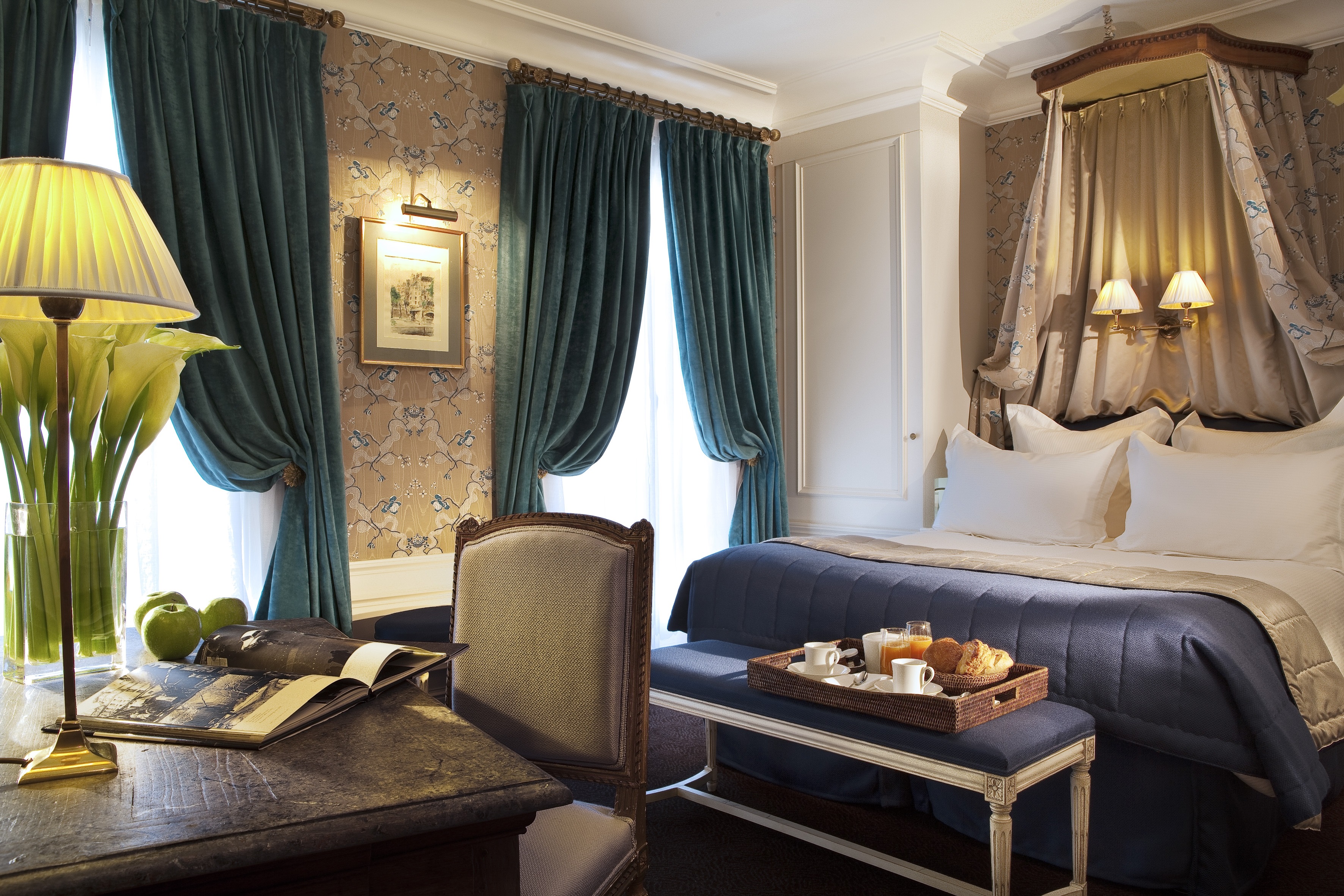 Hotel de Buci de maitre room, double bed, elegant decor, desk, lamp