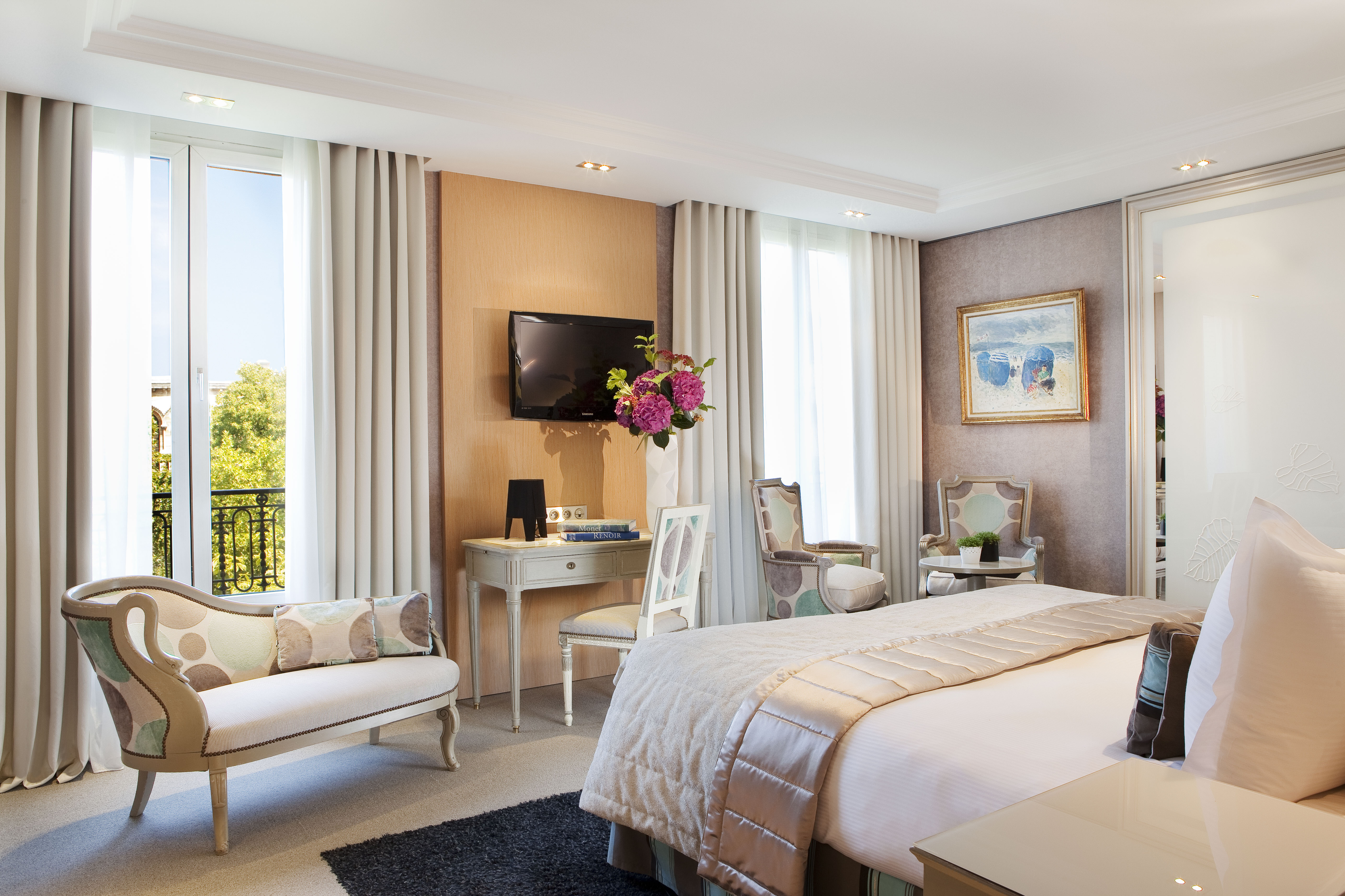 Deluxe bedroom with television, double bed and balcony