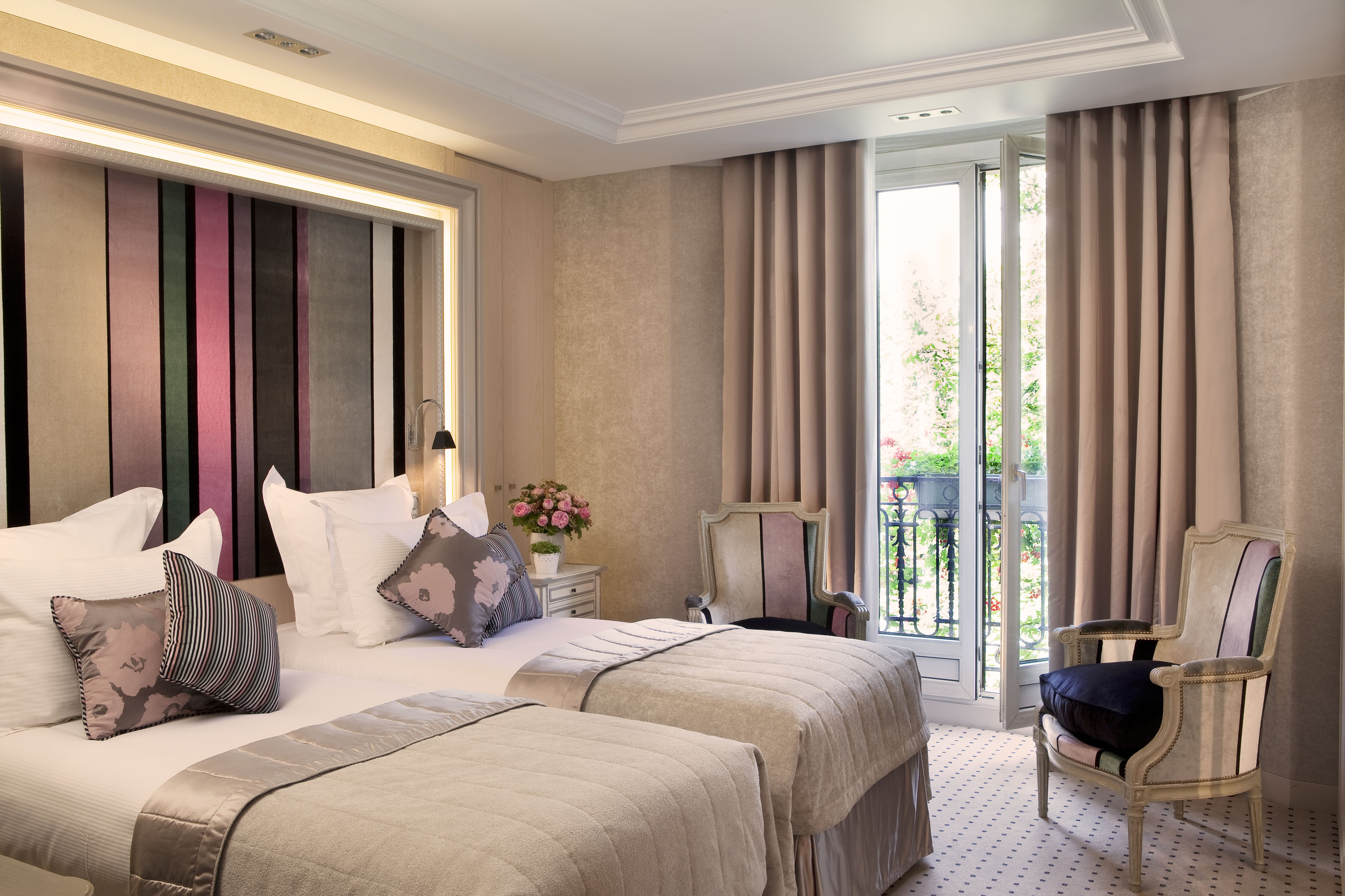 Twin room with two twin beds, arm chairs and balcony 