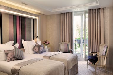 Twin room with two twin beds, arm chairs and balcony 