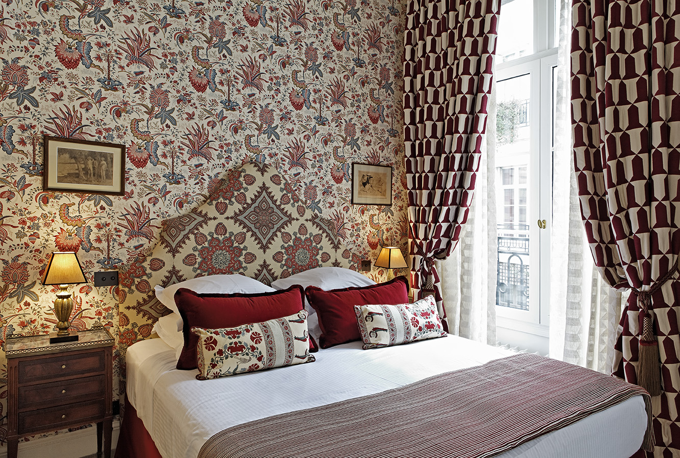 Superior room with double bed and balcony opening onto a terrace