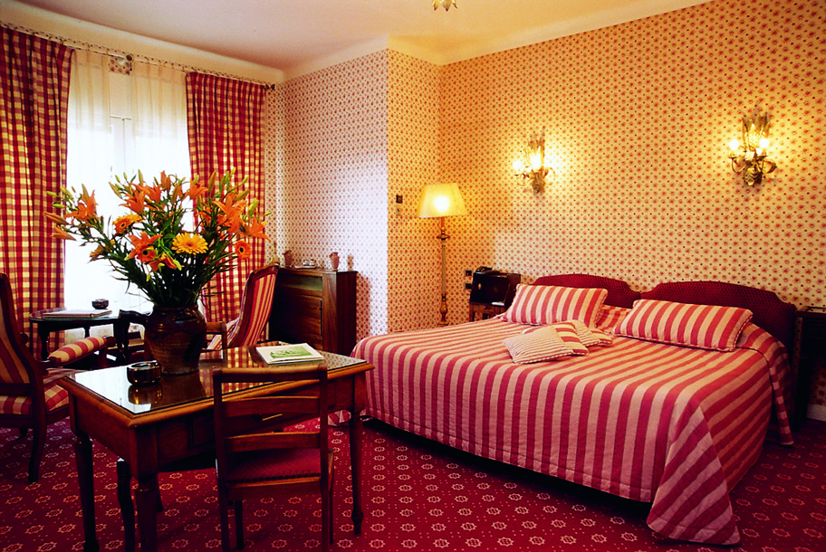 Auberge de Noves bedroom with sitting area and flower arrangement
