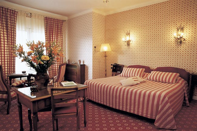 Auberge de Noves bedroom with sitting area and flower arrangement
