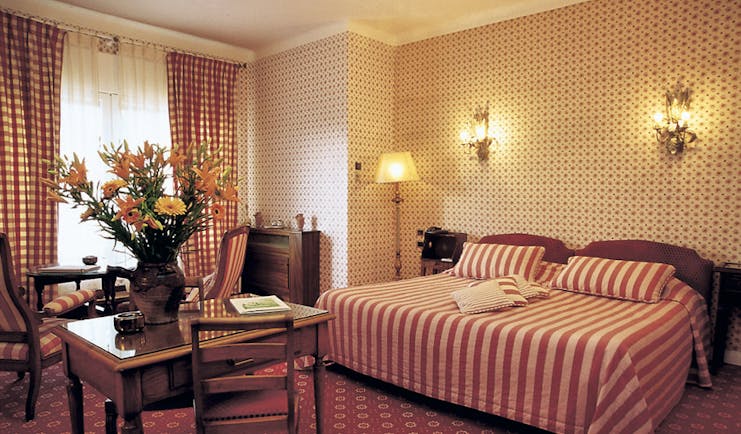 Auberge de Noves bedroom with sitting area and flower arrangement