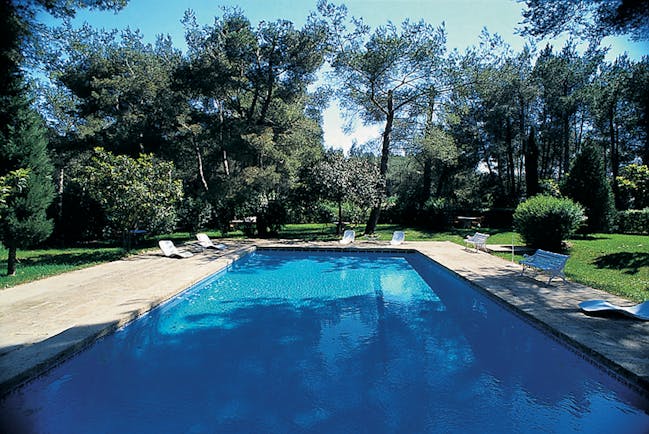 Auberge de Noves outdoor pool and loungers surrounded by trees
