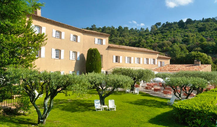 Bastide du Calalou Provence gardens yellow building with shutters overlooking gardens and outdoor dining area