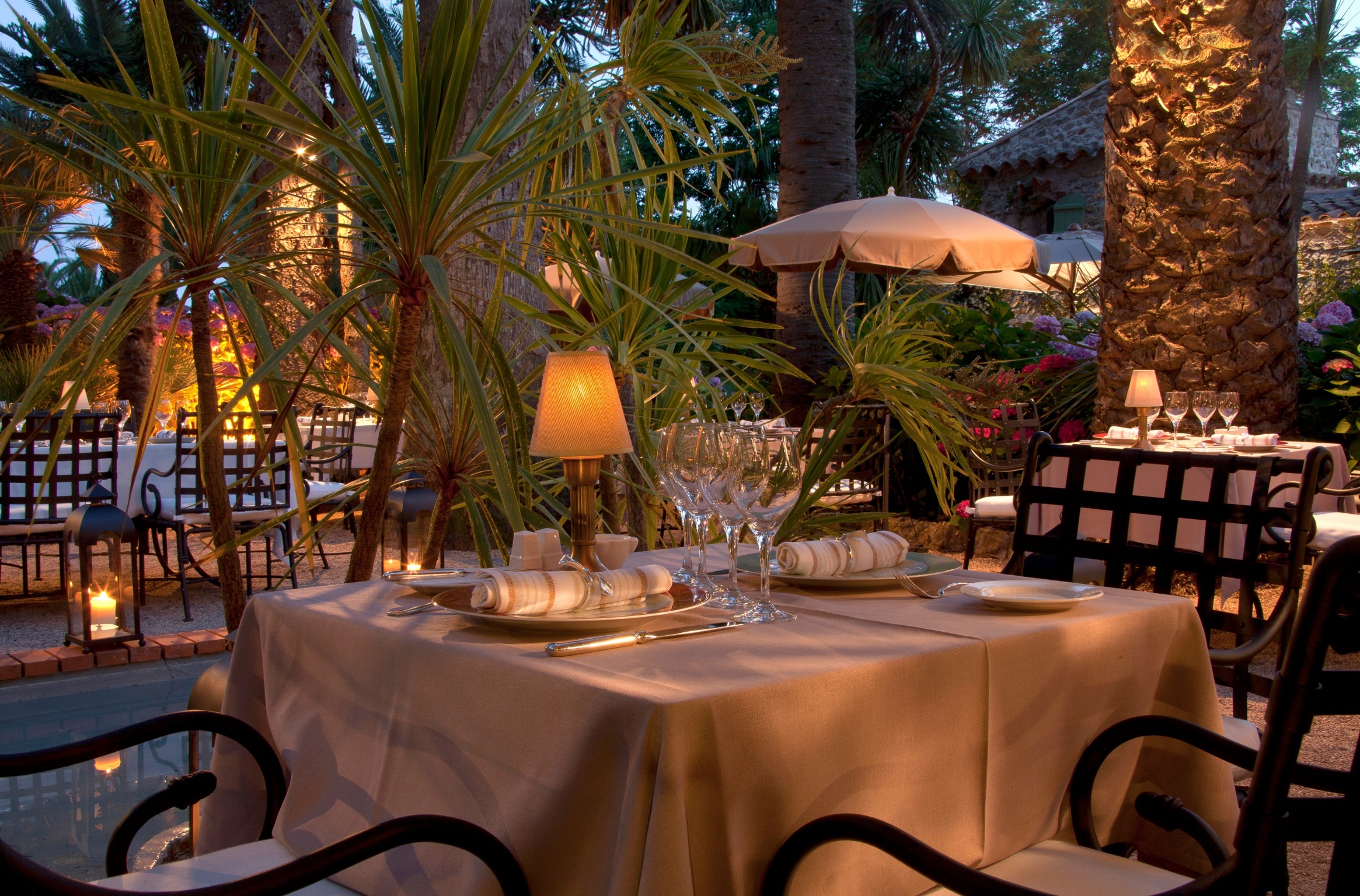 Chateau de Valmer evening dining outside