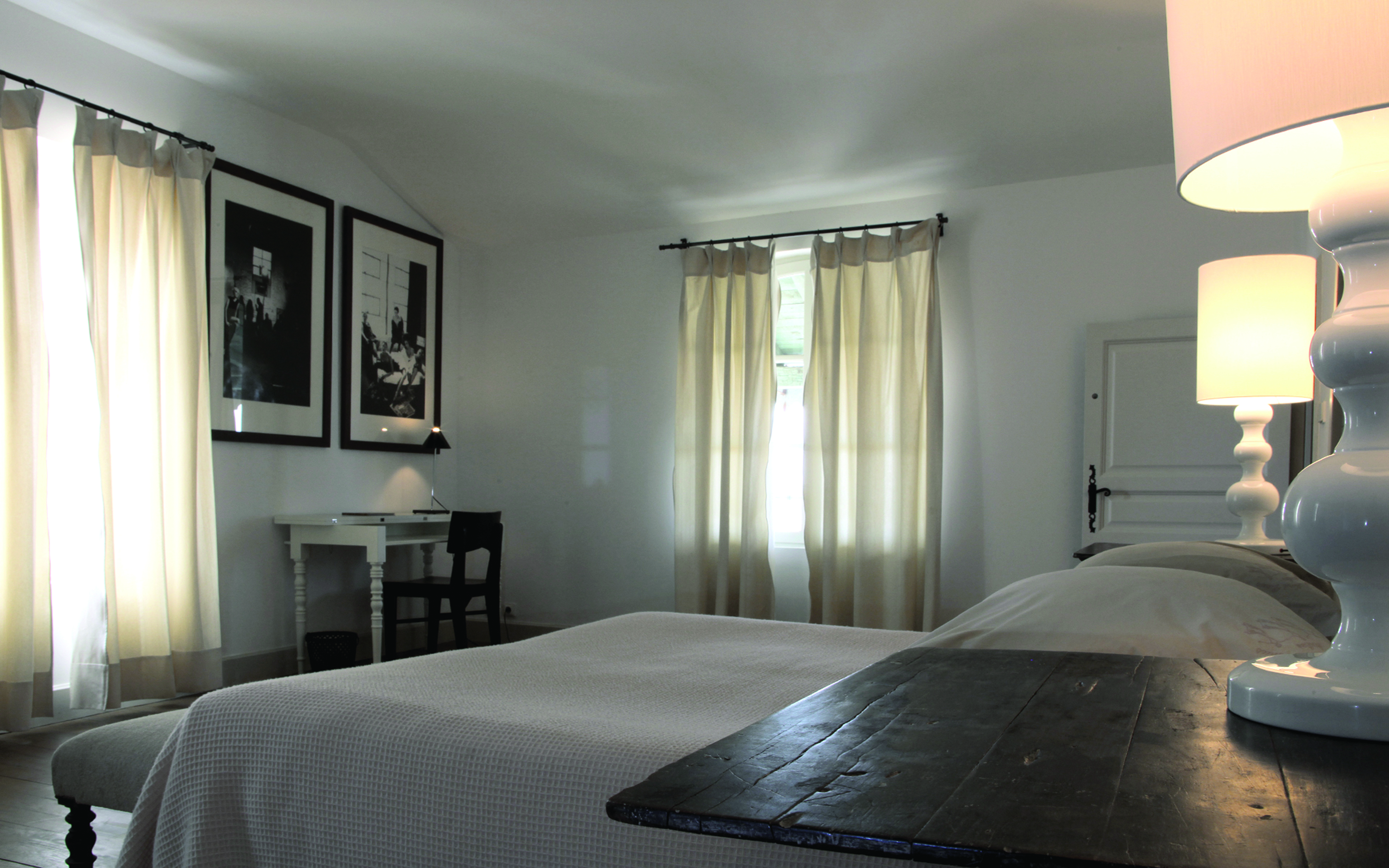 Grand Hotel Nord Pinus Provence white bedroom with desk and curtains