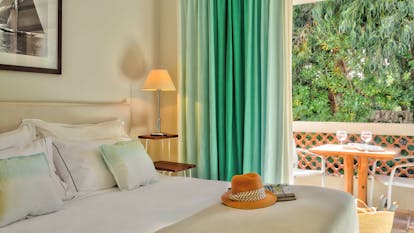 Room with green curtains and white walls at Pinede Plage
