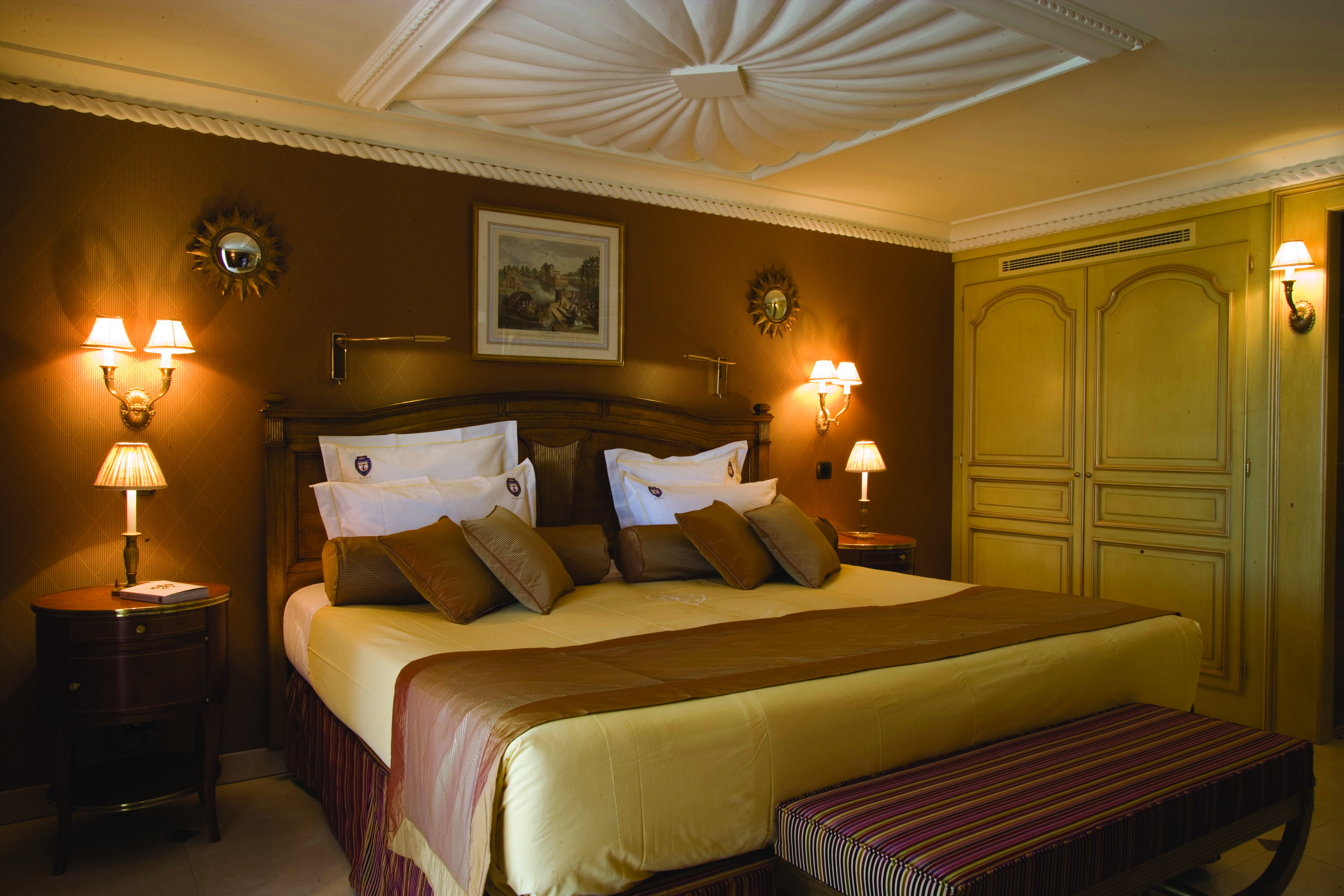 Le Club de Cavaliere Provence bedroom with two bedside tables and lamps