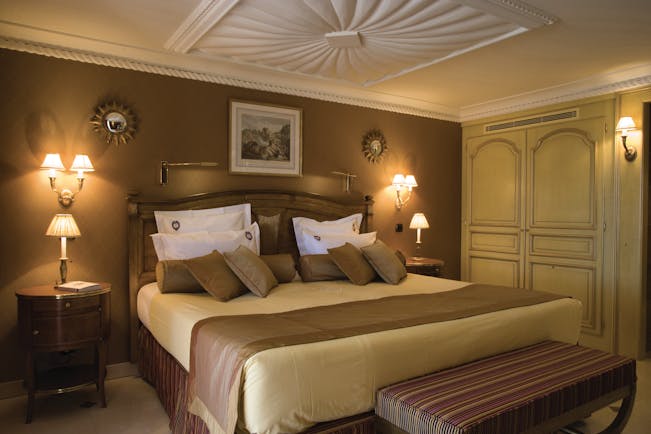 Le Club de Cavaliere Provence bedroom with two bedside tables and lamps