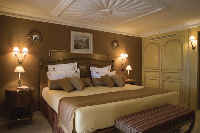 Le Club de Cavaliere Provence bedroom with two bedside tables and lamps