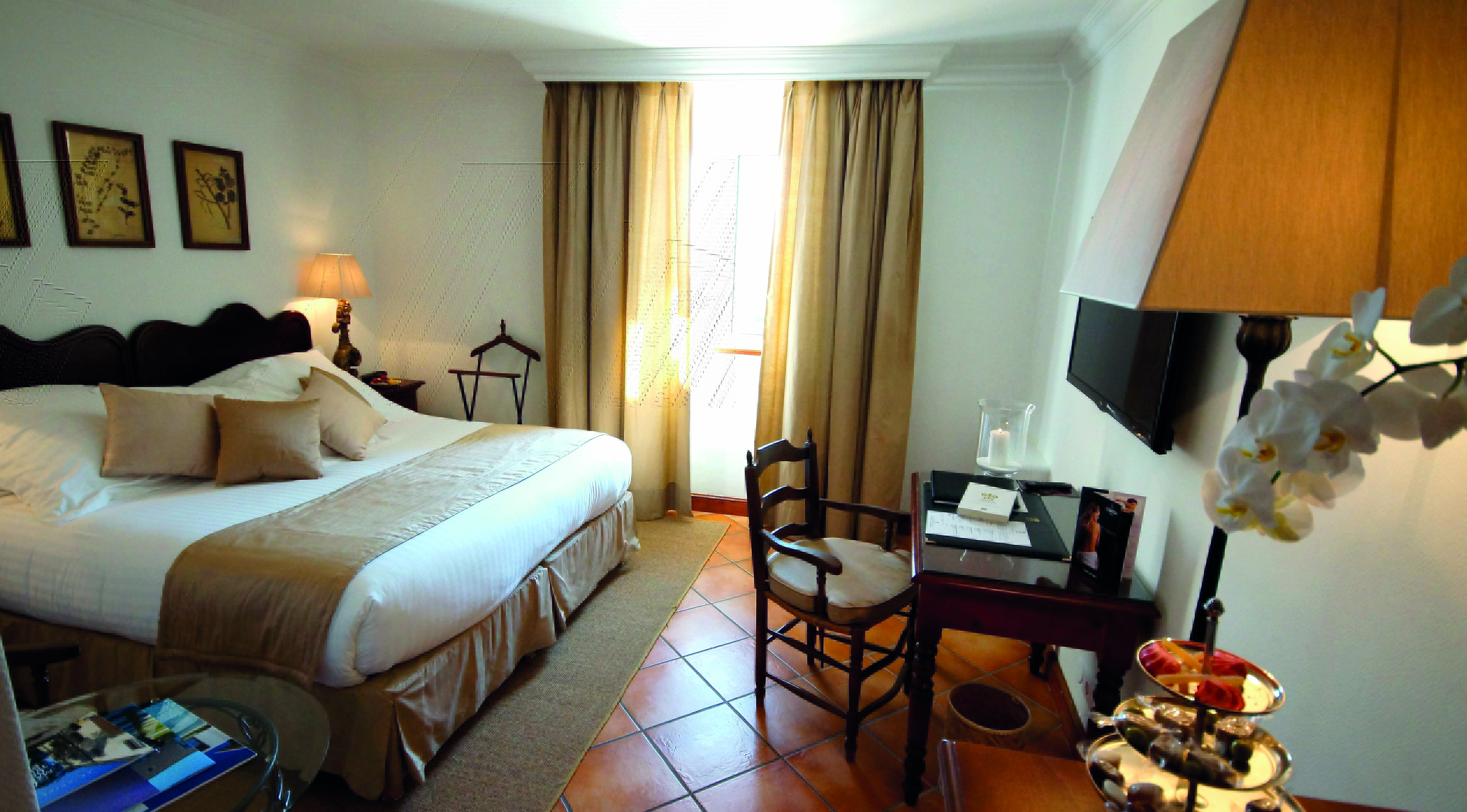 Standard double room with large double bed and old fashioned decor