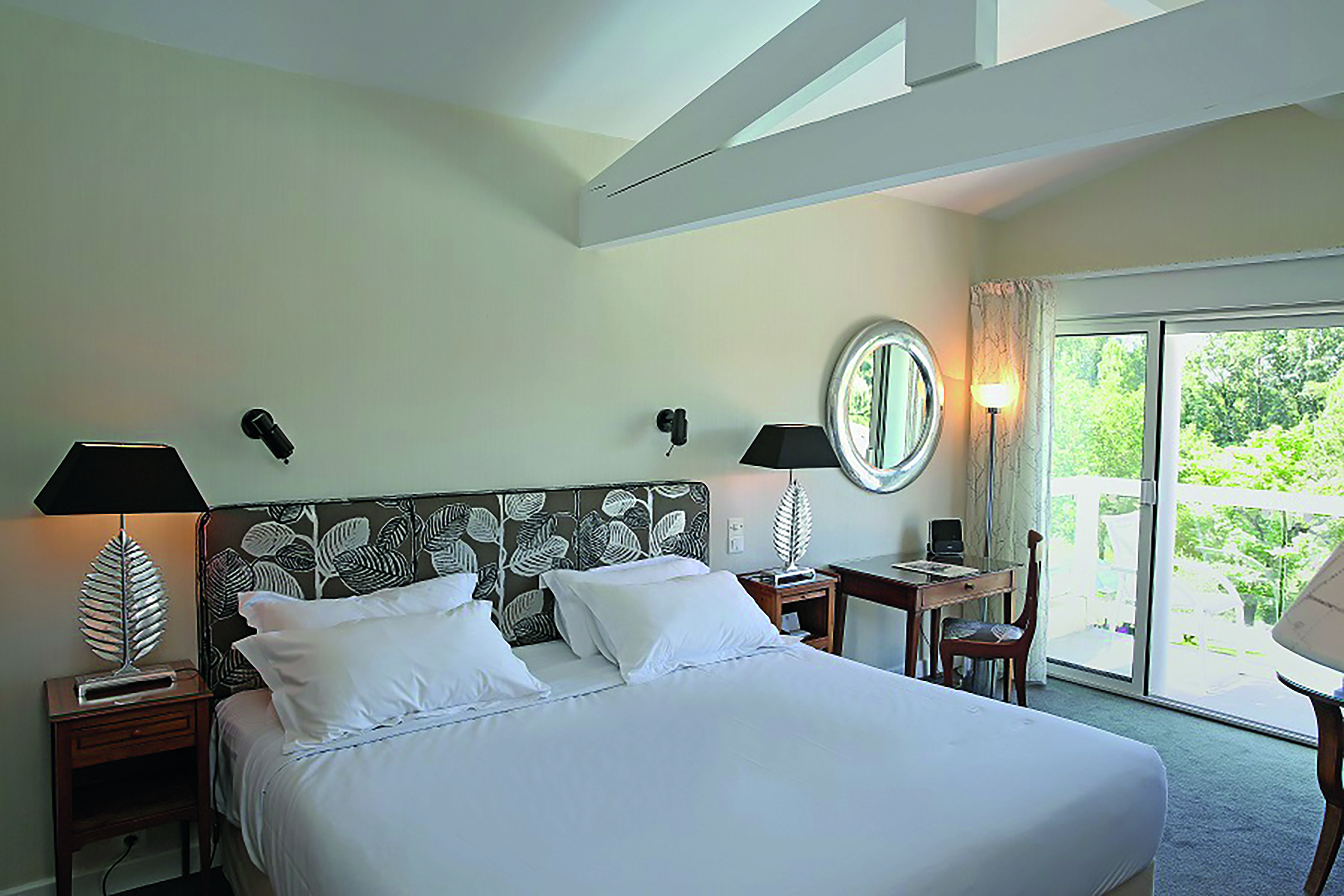 La Reserve Tarn and Lot bedroom with leaf patterned head board and leaf patterned lamp