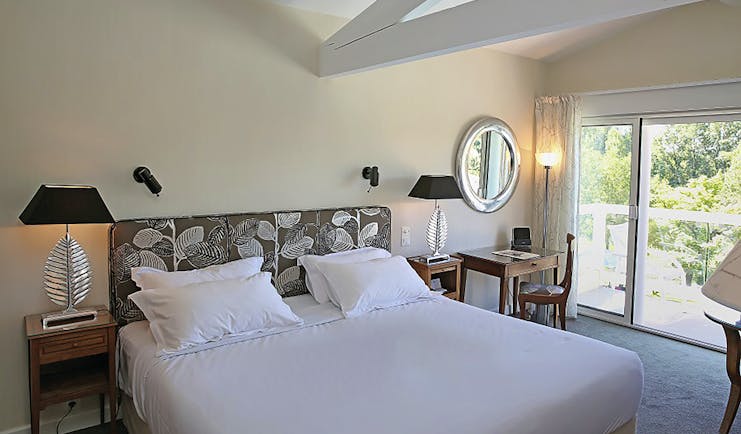 La Reserve Tarn and Lot bedroom with leaf patterned head board and leaf patterned lamp