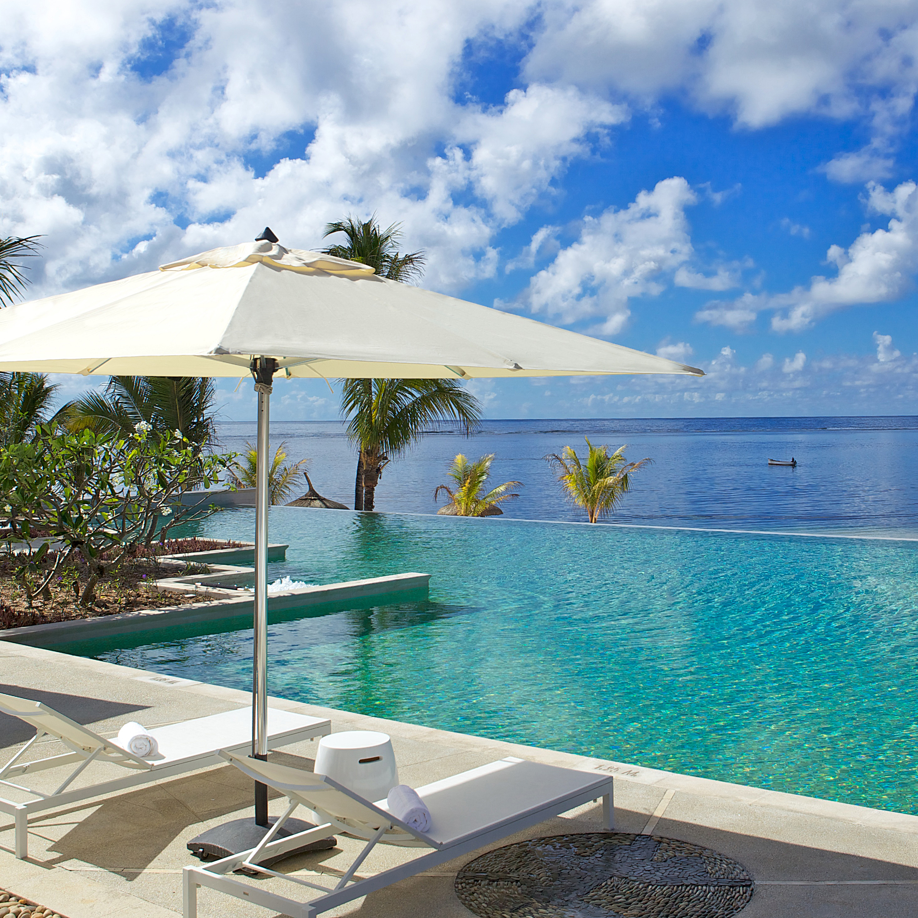 Long Beach infinity pool, sun loungers, umbrella, overlooking sea