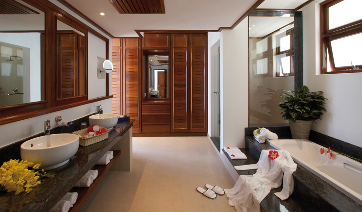 Domaine de la Reserve Seychelles bathroom modern decor free standing sinks