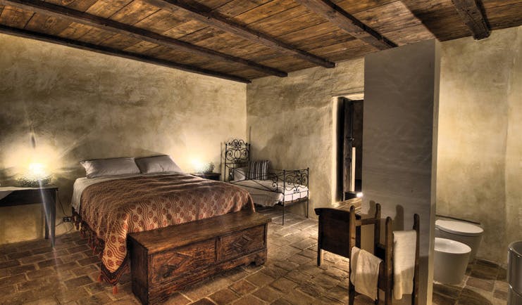 Sextantio Albergo Diffuso Abruzzo Fornacella superior room bed child bed rustic décor