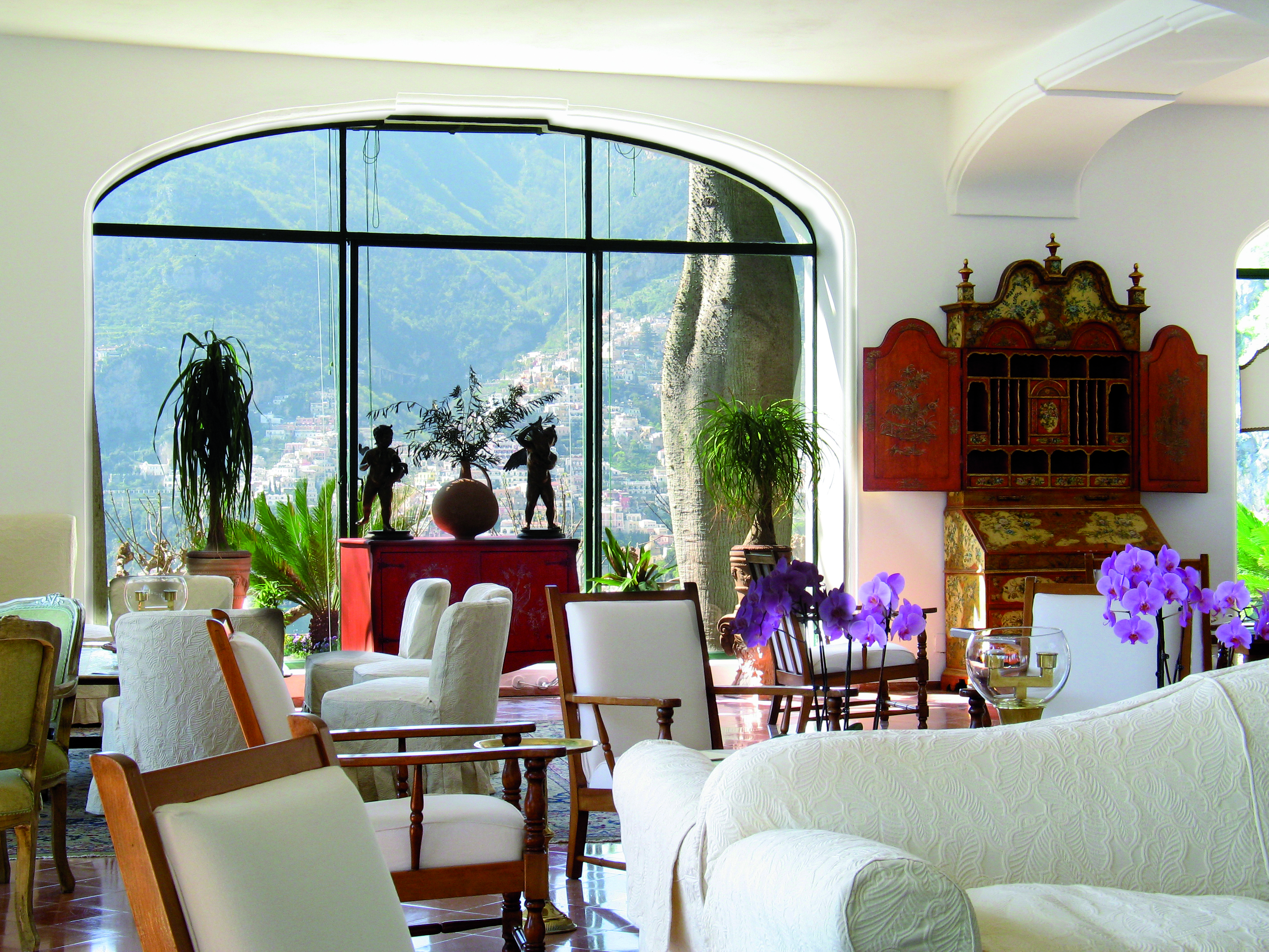 Il San Pietro di Positano lobby with white sofas and potted plants around the room