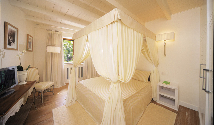 Mezzatorre Resort Amalfi Coast grand suite bedroom canopied bed