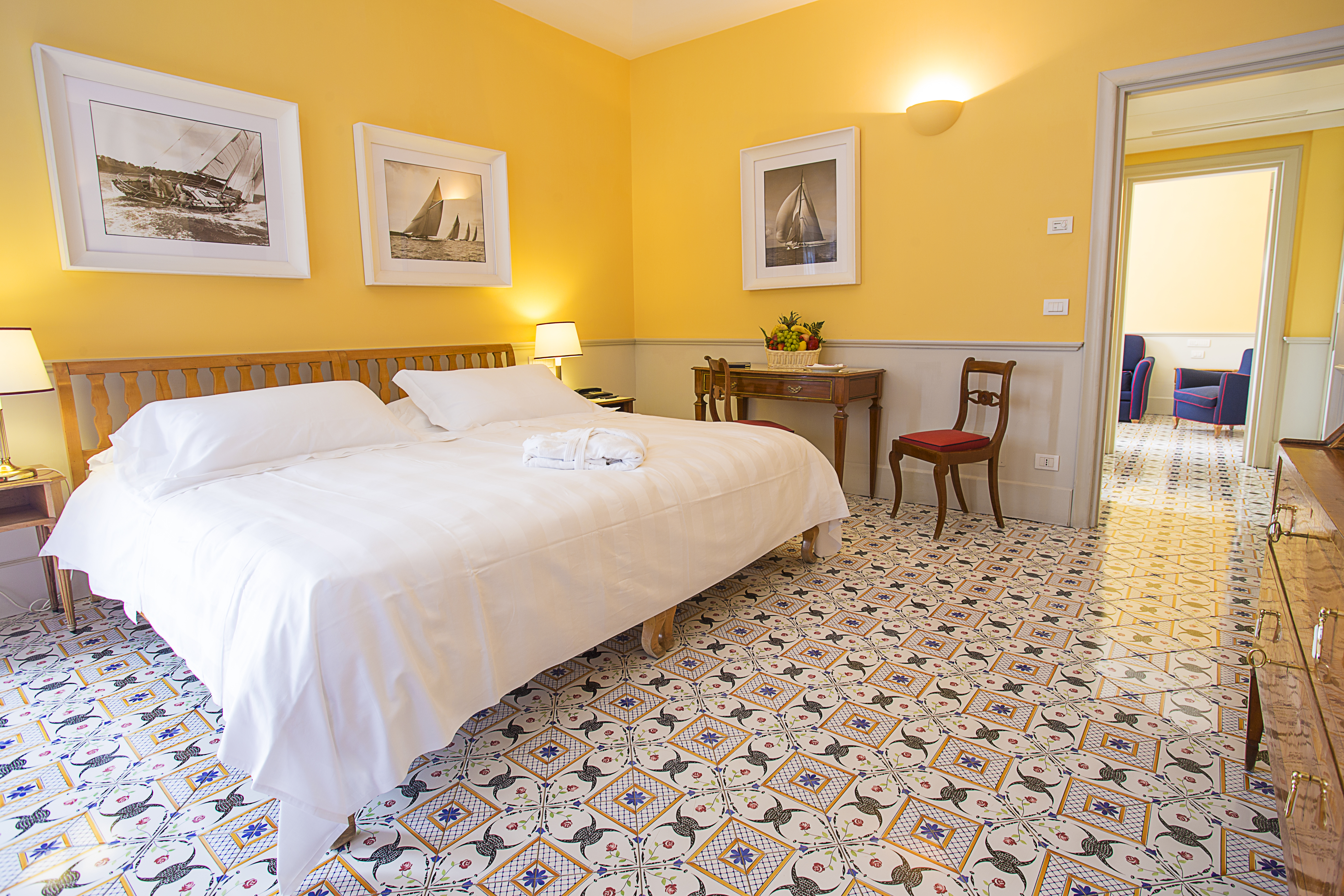 Regina Isabella sea view double room, bright elegant decor, double bed, tiled floor, paintings on walls