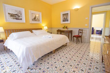 Regina Isabella sea view double room, bright elegant decor, double bed, tiled floor, paintings on walls