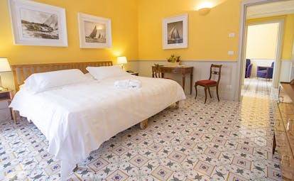 Regina Isabella sea view double room, bright elegant decor, double bed, tiled floor, paintings on walls