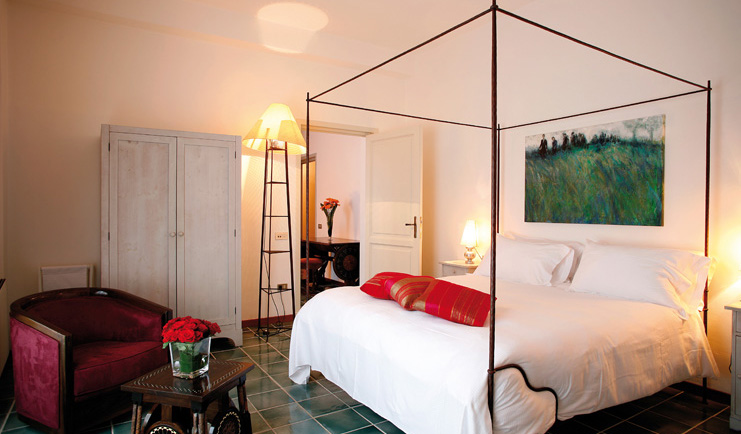 La Locanda Delle Donne Monache Basilicata four poster bed flower arrangements