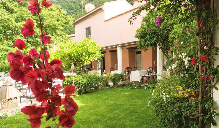 La Locanda Delle Donne Monache Basilicata gardens lawns flowers dining terrace