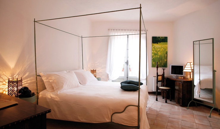 La Locanda Delle Donne Monache Basilicata suite room bed lounge area modern décor